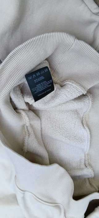 Conjunto Karl Kani: Sudadera beige y jeans