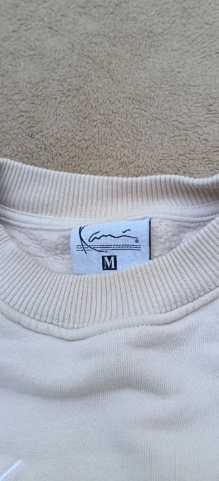 Conjunto Karl Kani: Sudadera beige y jeans