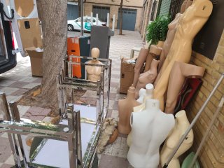 Lote de mobiliario de tienda de ropa