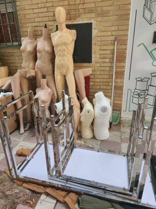 Lote de mobiliario de tienda de ropa