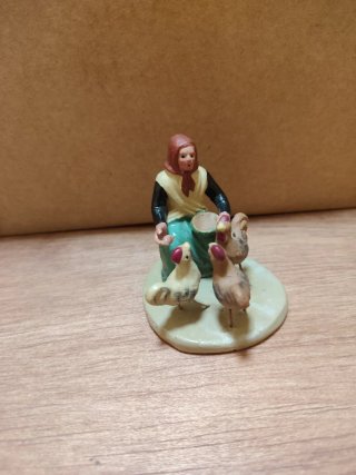Figura cacharrería mujer con gallinas