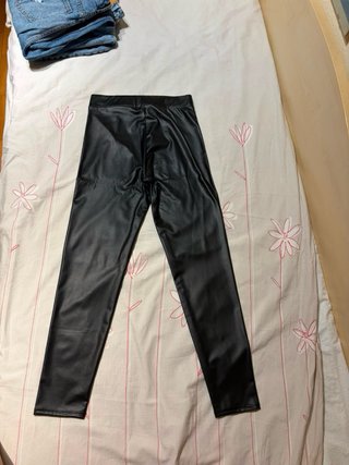 Pantalón efecto piel negro