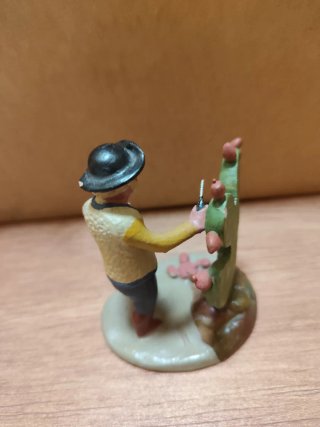 Figura cacharrería cactus y hombre