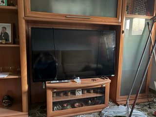 Televisión plana negra