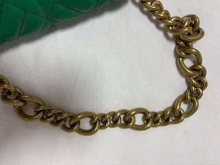 Bolso verde acolchado cadena dorada Zara
