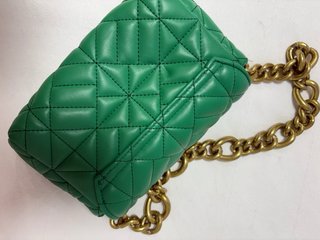 Bolso verde acolchado cadena dorada Zara
