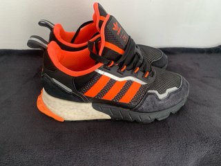 Zapatillas Adidas ZX Negras y Naranjas