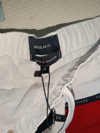 Shorts Tommy Hilfiger bianchi con banda rossa