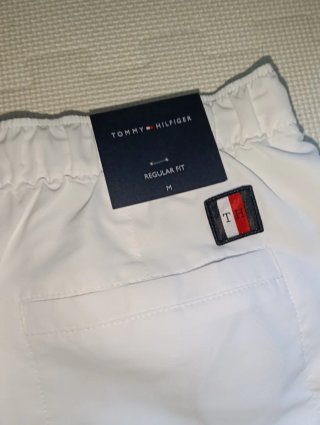 Shorts Tommy Hilfiger bianchi con banda rossa