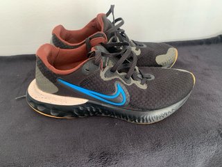 Zapatos Nike Renew Negro y Marrón