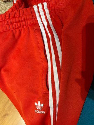 Pantalón Adidas Rojo con Rayas Blancas