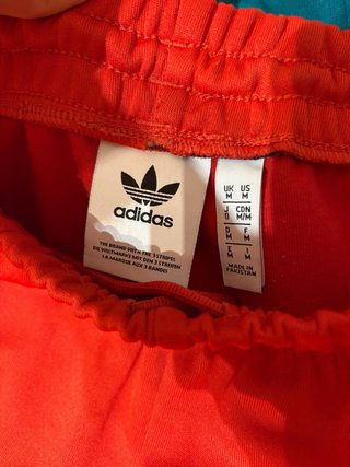 Pantalón Adidas Rojo con Rayas Blancas