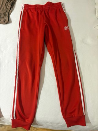 Pantalón Adidas Rojo con Rayas Blancas