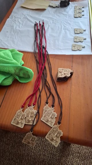 Llaveros y colgantes de madera y/o cuero