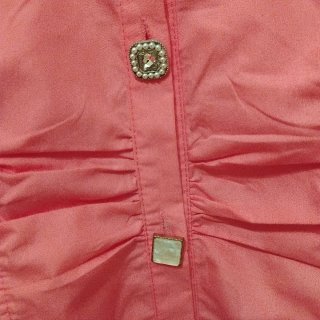Blusa roja y pantalón vaquero roto