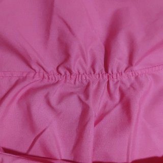Blusa roja y pantalón vaquero roto