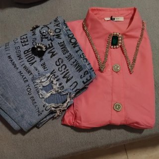 Blusa roja y pantalón vaquero roto