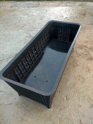 Huerto urbano elevado con patas