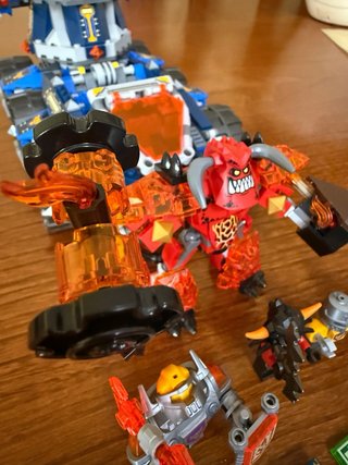 LEGO Nexo Knights Torre móvil de Axl 70322 COMPLET