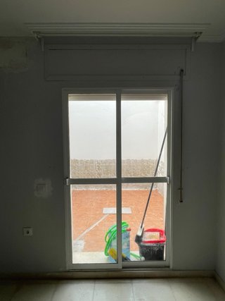URGE VENTA. VENTANA BALCONERA DE ALUMINIO