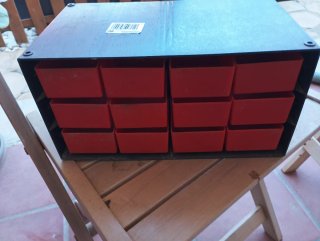 Organizador de cajones rojo y negro