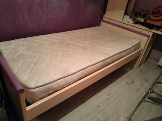 Cama con somier de madera