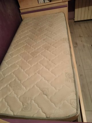 Cama con somier de madera