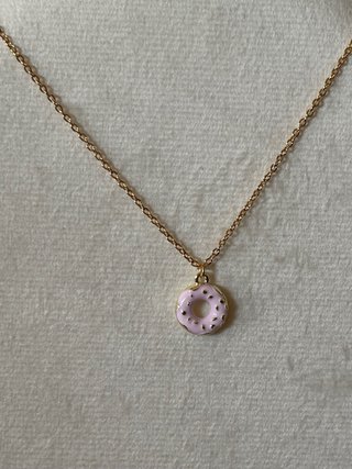 Collana fatta a mano con ciondolo a ciambella