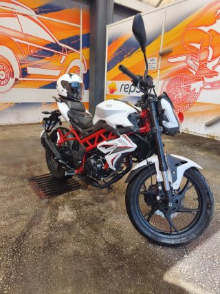 Moto Benelli Blanca y Negra