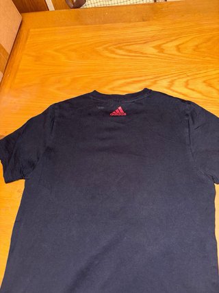 Camiseta Adidas gris y negra