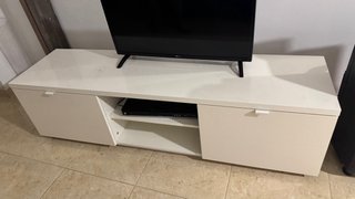 Mueble bajo blanco para TV