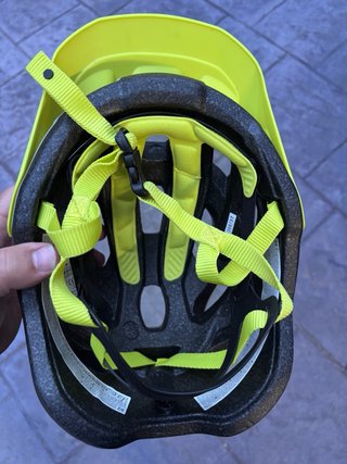 Casco de bicicleta blanco y amarillo