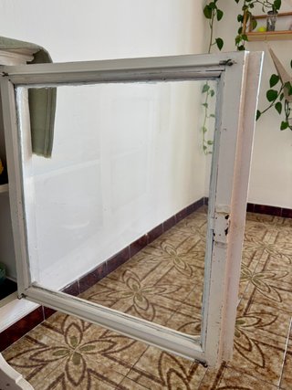 Cómoda antigua blanca con puertas de cristal