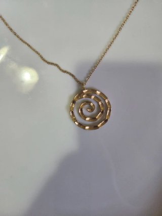 Collar dorado con diseño espiral