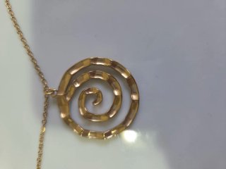 Collar dorado con diseño espiral