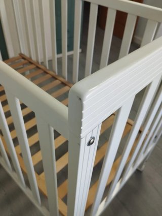 Cuna de bebé blanca con ruedas