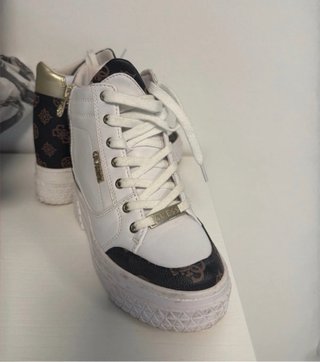 Botines Guess blancos y marrones