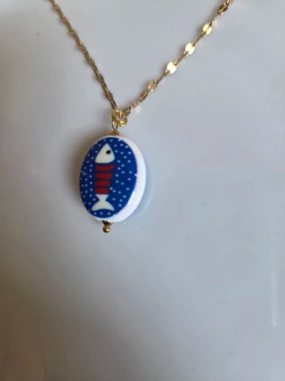 Collar con colgante de pez