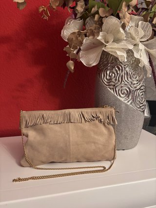 Bolso de ante beige con flecos y cadena dorada
