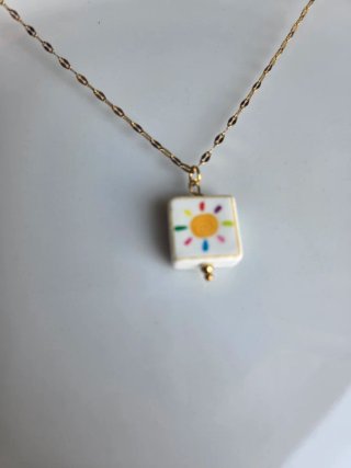 Collar con colgante de sol