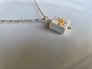 Collar con colgante de sol