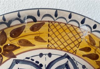 Plato barro pintado a mano geométrico 30,5 cm