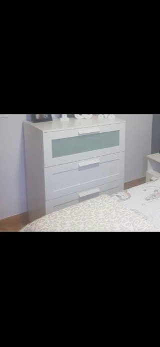 Cómoda blanca con cajones y cristal