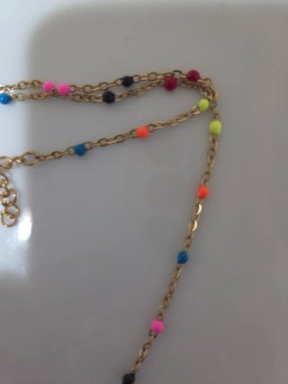 Collar dorado con cuentas de colores