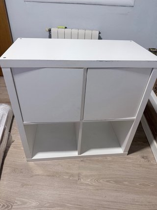 Mueble blanco con cajones y estantes