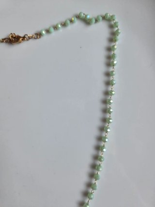 Collar de cuentas verde y dorado