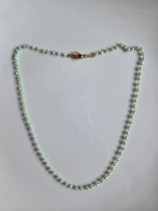 Collar de cuentas verde y dorado