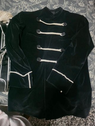 Traje de terciopelo negro con cordones