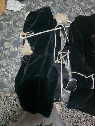Traje de terciopelo negro con cordones