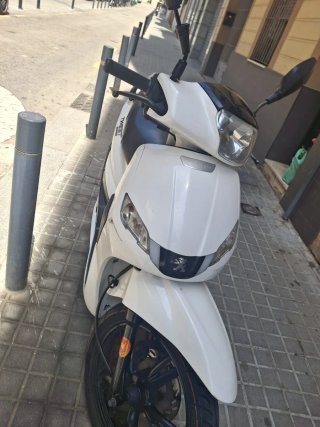 Moto Scooter Blanca y Negra